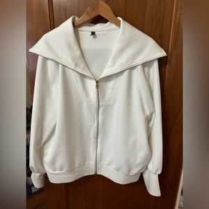 Oversized jacket/sweatshirt. Lightweight. Ribbed texture. Billowy sleeve.